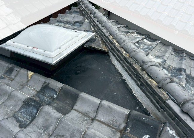 土葺き瓦屋根　一部葺き替えと半面棟取り直し完了